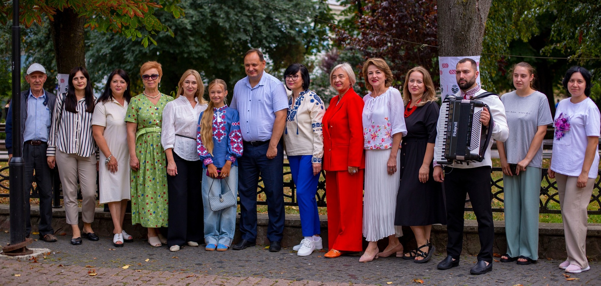 У СКВЕРІ МІЦКЕВИЧА З’ЯВИЛИСЬ «ВИШИВАНІ ДЕРЕВА»