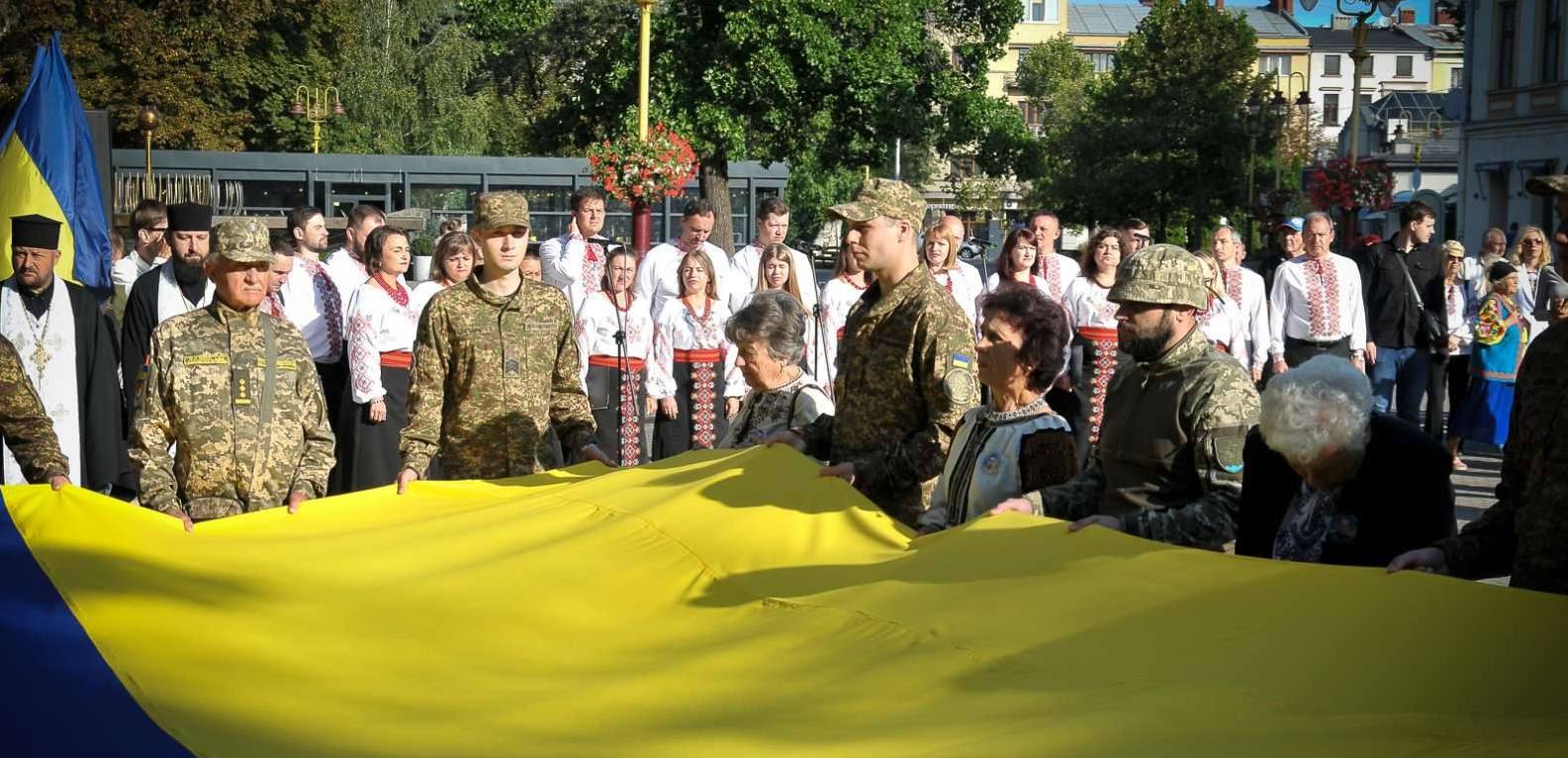 УРОЧИСТЕ ПІДНЯТТЯ ДЕРЖАВНОГО ПРАПОРА У ФРАНКІВСЬКУ
