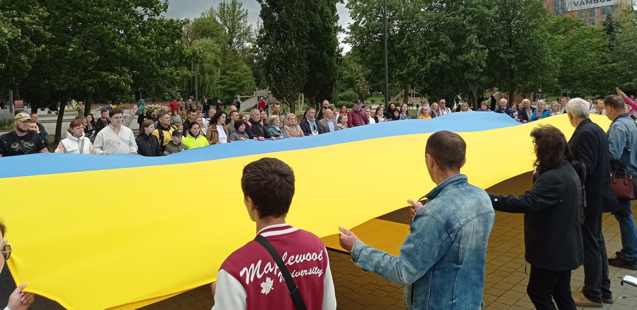ФЛЕШ-МОБ З РОЗГОРТАННЯ ДЕРЖАВНОГО ПРАПОРА  НА МІСЬКОМУ ОЗЕРІ