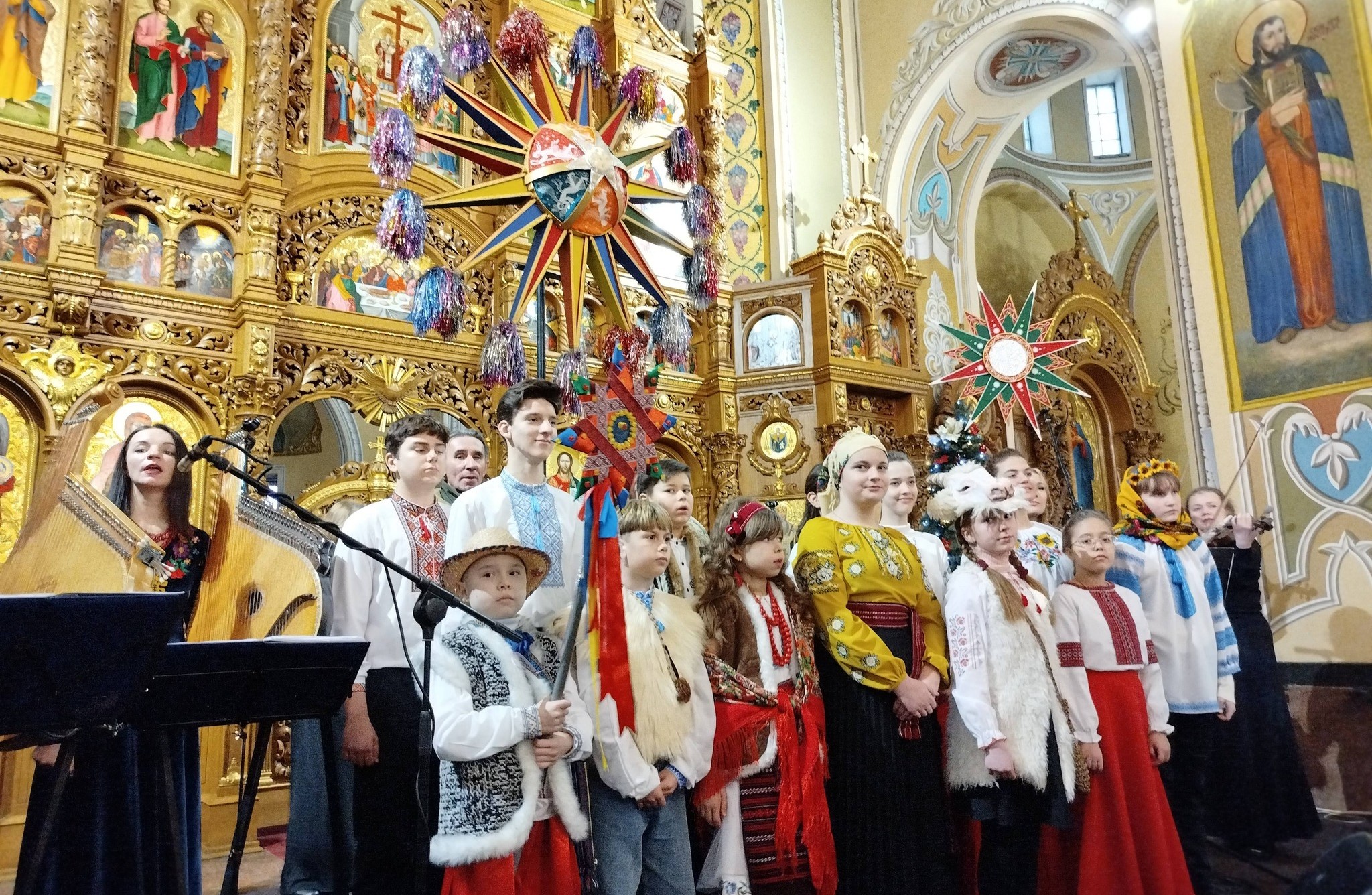 УРОЧИСТО ВІДКРИЛИ XVII МІЖНАРОДНИЙ РІЗДВЯНИЙ ФЕСТИВАЛЬ "КОЛЯДА НА МАЙЗЛЯХ"