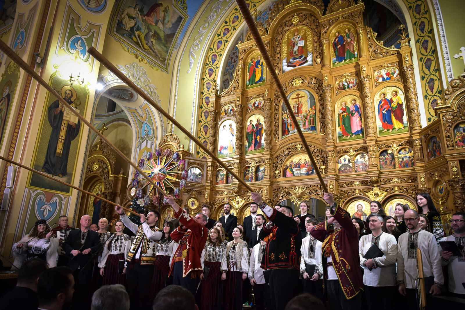 УРОЧИСТО ЗАКРИЛИ ХVІІ МІЖНАРОДНИЙ РІЗДВЯНИЙ ФЕСТИВАЛЬ "КОЛЯДА НА МАЙЗЛЯХ"