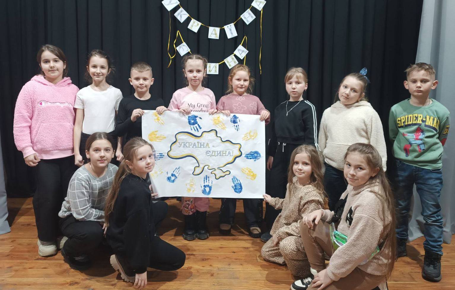 ЮНІ РАДЧАНЦІ СТВОРИЛИ КОЛАЖ "ДОЛОНЬКИ ЄДНАННЯ"