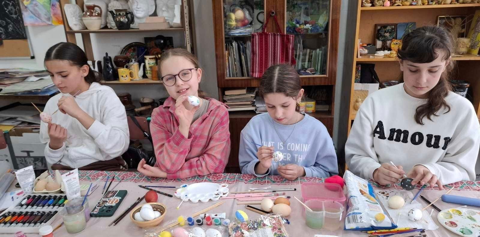 МАЙСТЕР-КЛАС З ВИГОТОВЛЕННЯ ВЕЛИКОДНІХ ОБЕРЕГІВ ВІДБУВСЯ У ПІДПЕЧЕРАХ