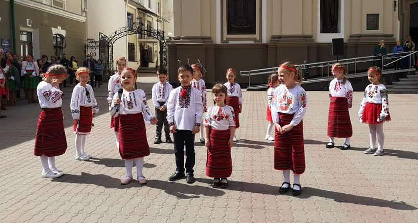 ВЕЛИКОДНІ ГАЇВКИ БІЛЯ КАТЕДРИ