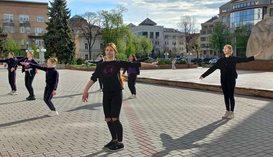 ТАНЦЮВАЛЬНИЙ ФЛЕШМОБ ПЕРЕД МІСЬКОЮ РАДОЮ