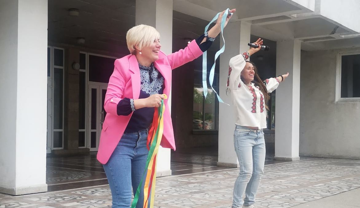 ЗАПАЛЬНИЙ ВИШИВАНКОВИЙ ФЛЕШМОБ НА НАБЕРЕЖНІЙ