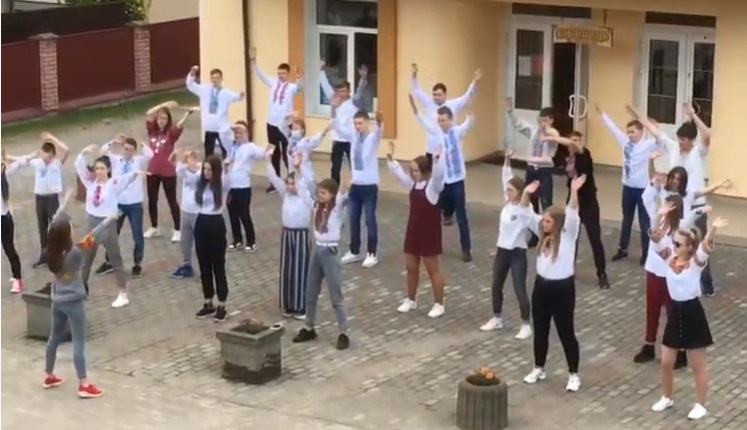 ФЛЕШМОБ ДО ДНЯ ВИШИВАНКИ У ВОВЧИНЦІ