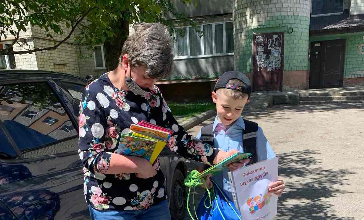 БІБЛІОТЕКАРІ ЗАПРОШУЮТЬ ДО ЛІТНЬОГО ЧИТАННЯ