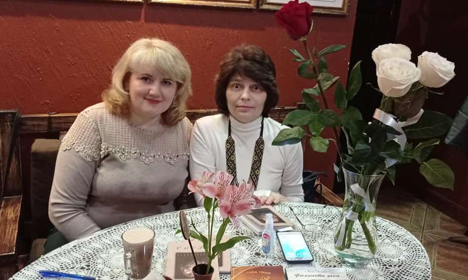 ПРЕЗЕНТУВАЛИ ПОЕТИЧНУ ЗБІРКУ ЛЕСІ ГЕНИК "КОРОНОВАНА ВЕСНА"