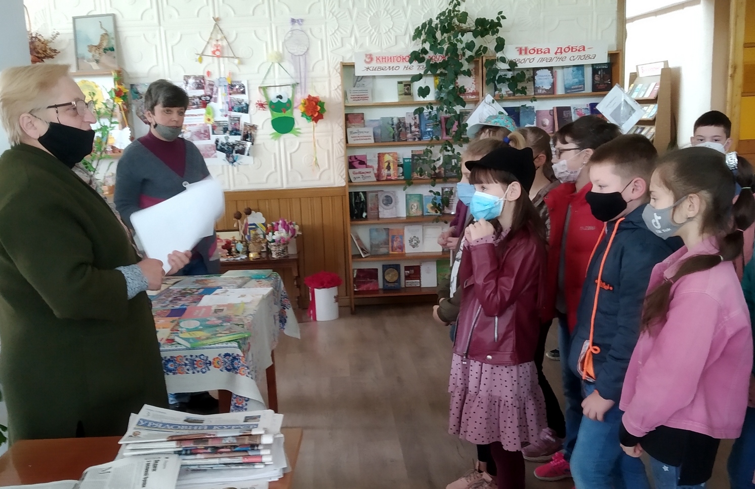 ПЕРШЕ ЗНАЙОМСТВО З БІБЛІОТЕКОЮ