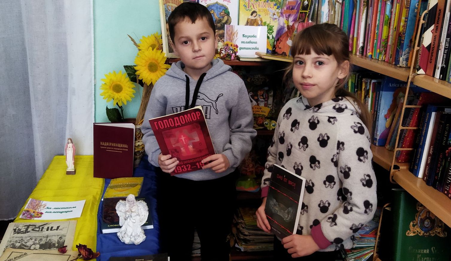 В КАМІННЕЦЬКІЙ БІБЛІОТЕЦІ ВШАНУВАЛИ ПАМ'ЯТЬ ЖЕРТВ ГОЛОДОМОРІВ