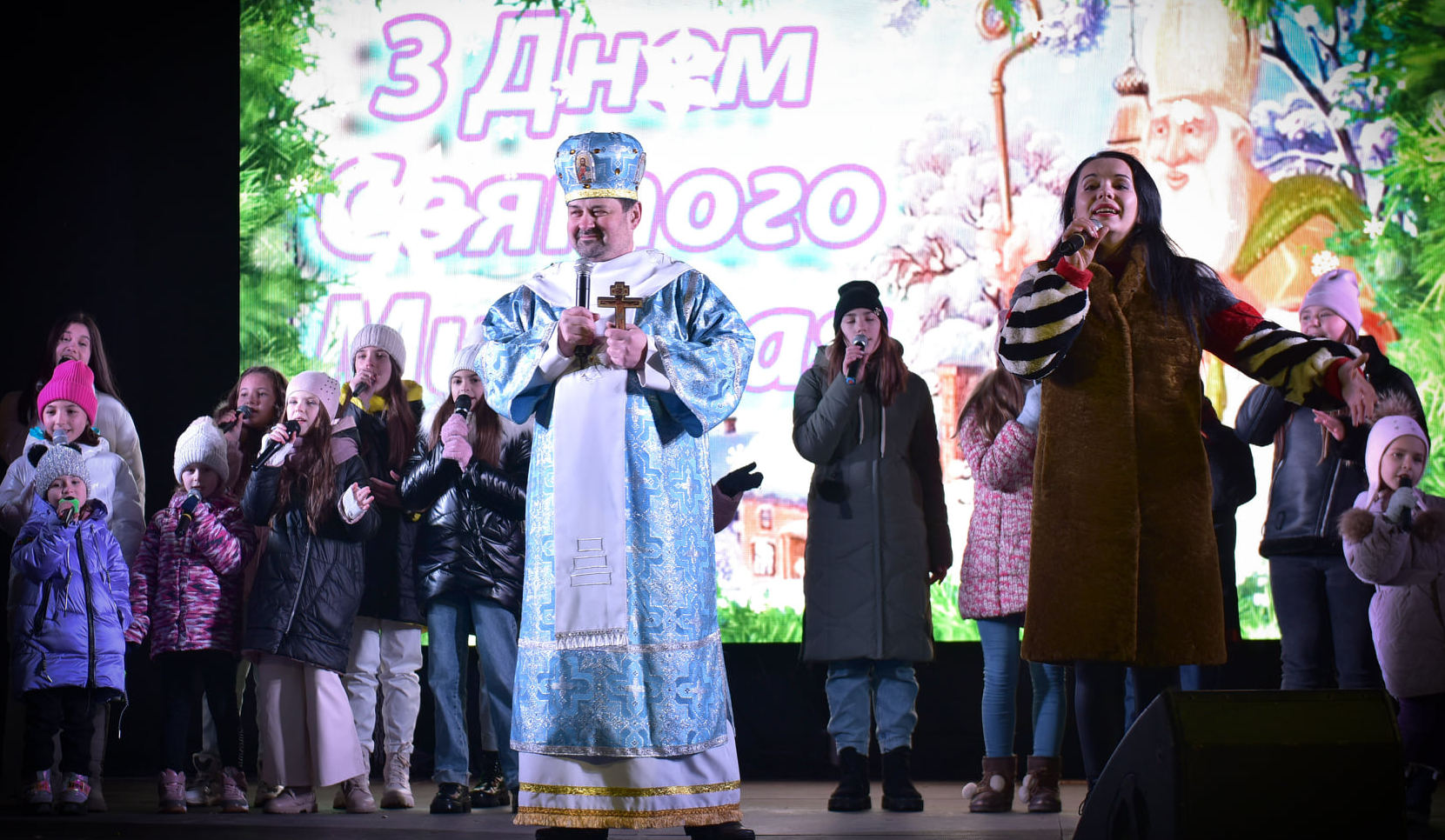 СВЯТКУВАННЯ МИКОЛАЯ БІЛЯ ЦЕНТРАЛЬНОЇ ЯЛИНКИ