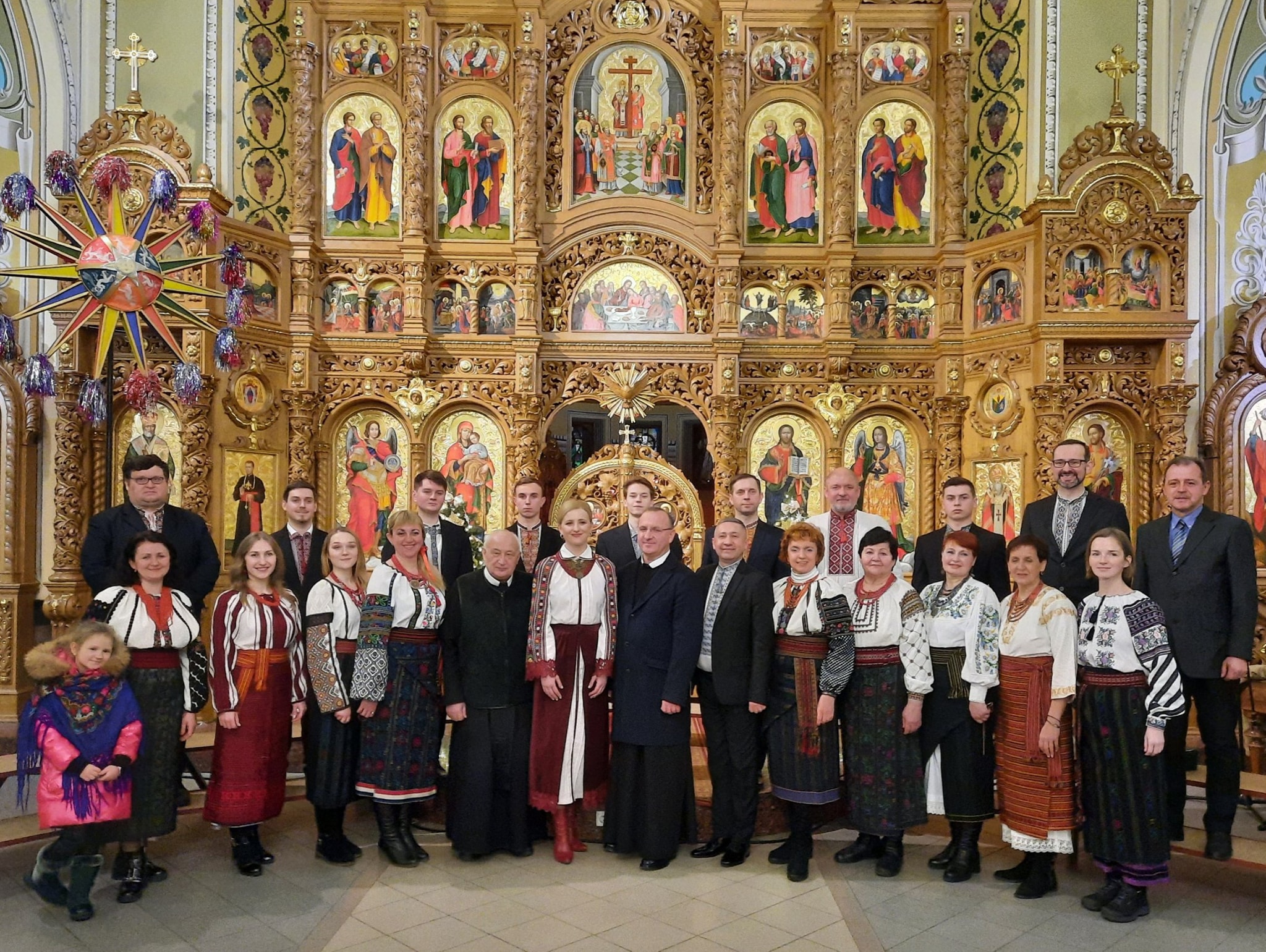 І ЗНОВУ ЛУНАЄ КОЛЯДА НА МАЙЗЛЯХ