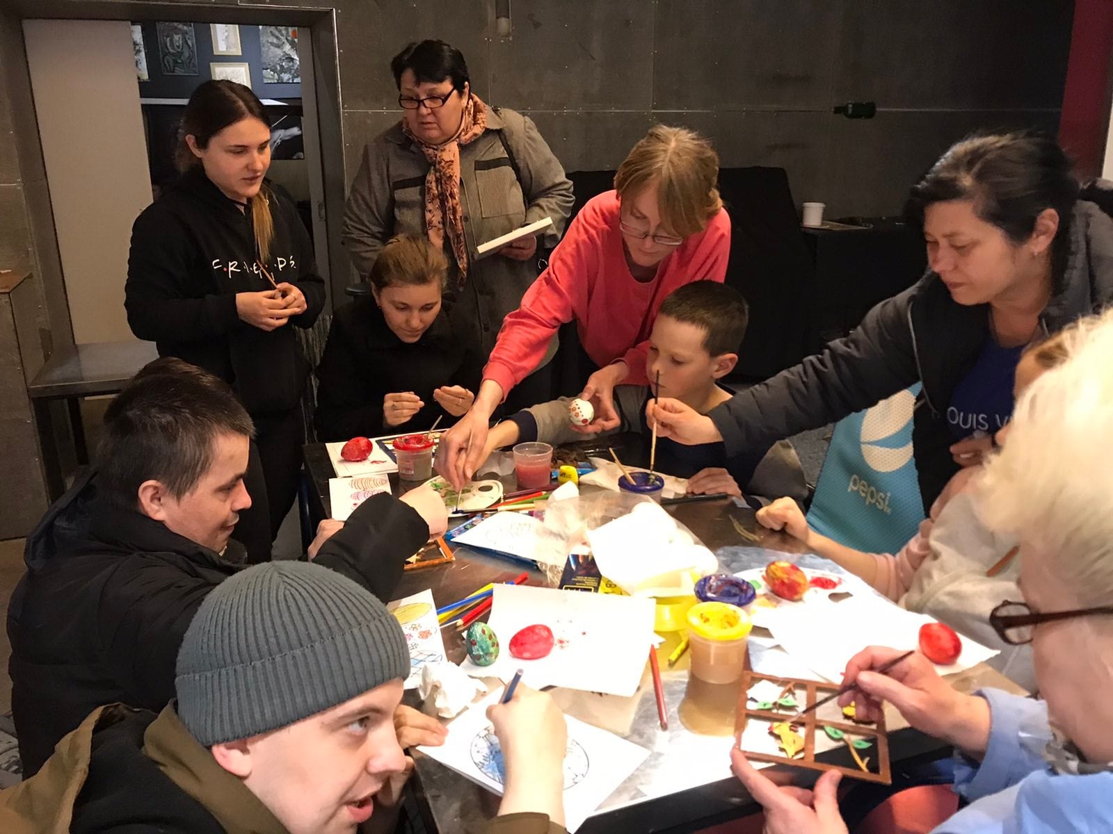 ДІТИ З ІНВАЛІДНІСТЮ РОЗМАЛЬОВУВАЛИ ПИСАНКИ