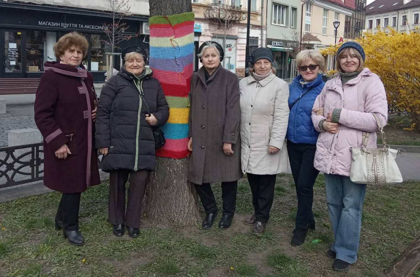 ФРАНКІВСЬКІ ДЕРЕВА ОДЯГНУЛИ СВЯТКОВІ "ШАРФИКИ"