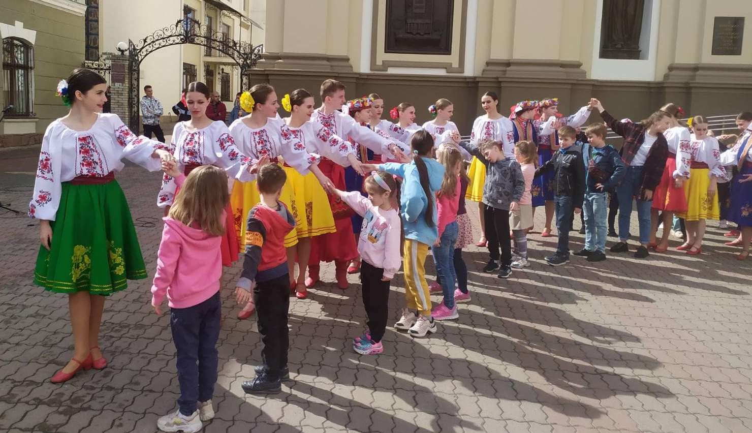 ГАЇВКИ БІЛЯ КАТЕДРИ