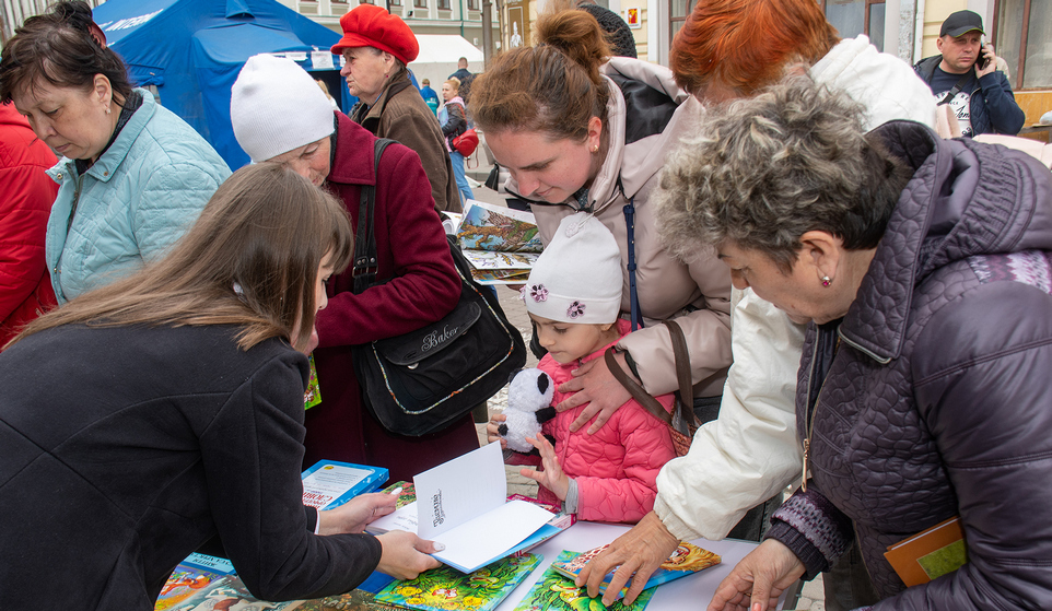 БІБЛІОТЕКАРІ ВШОСТЕ ВИЙШЛИ ДО ПЕРЕСЕЛЕНЦІВ З НОВИМИ КНИГАМИ