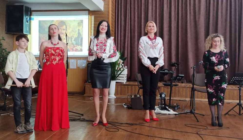 ПЕРЕХРЕСНІ СТЕЖКИ У ФРАНКОВОМУ МІСТІ