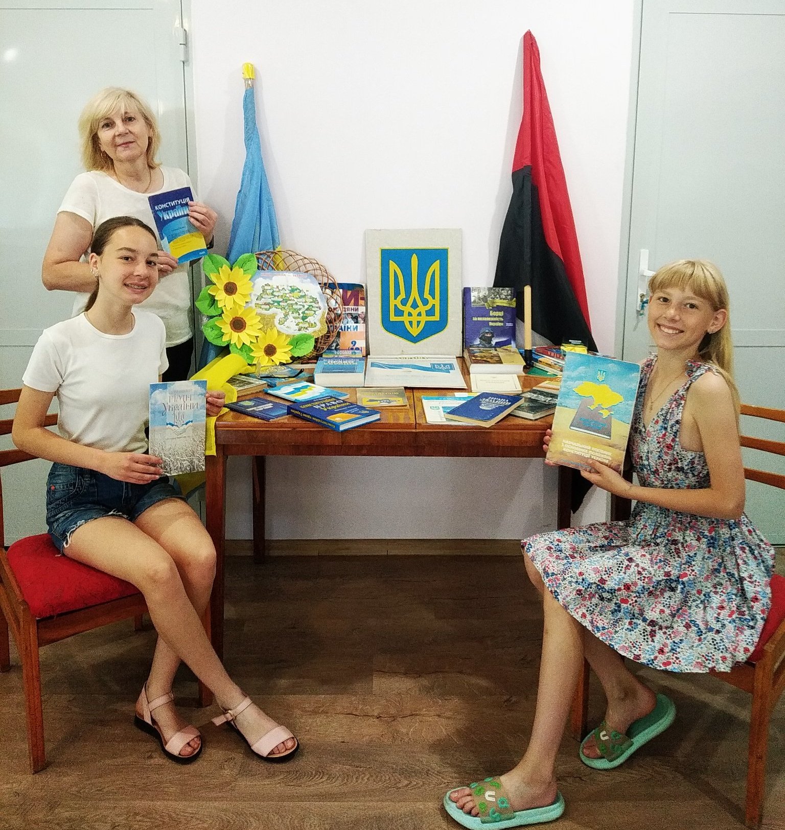 ДО КОНСТИТУЦІЇ - З ПОВАГОЮ
