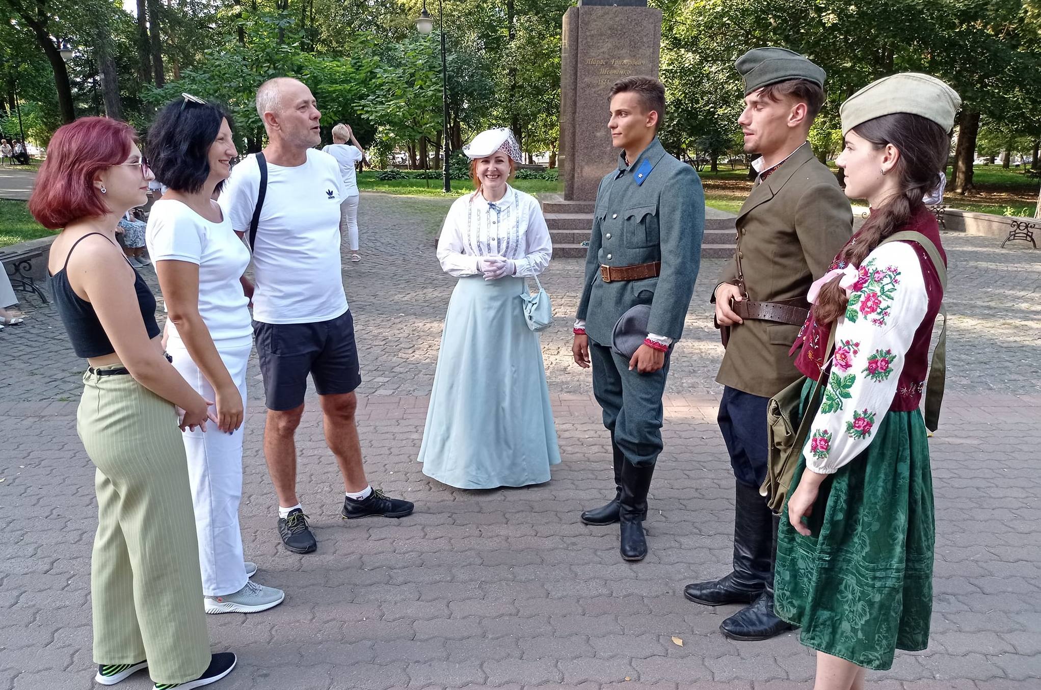 НЕЗВИЧАЙНА ВІКТОРИНА У МІСЬКОМУ ПАРКУ