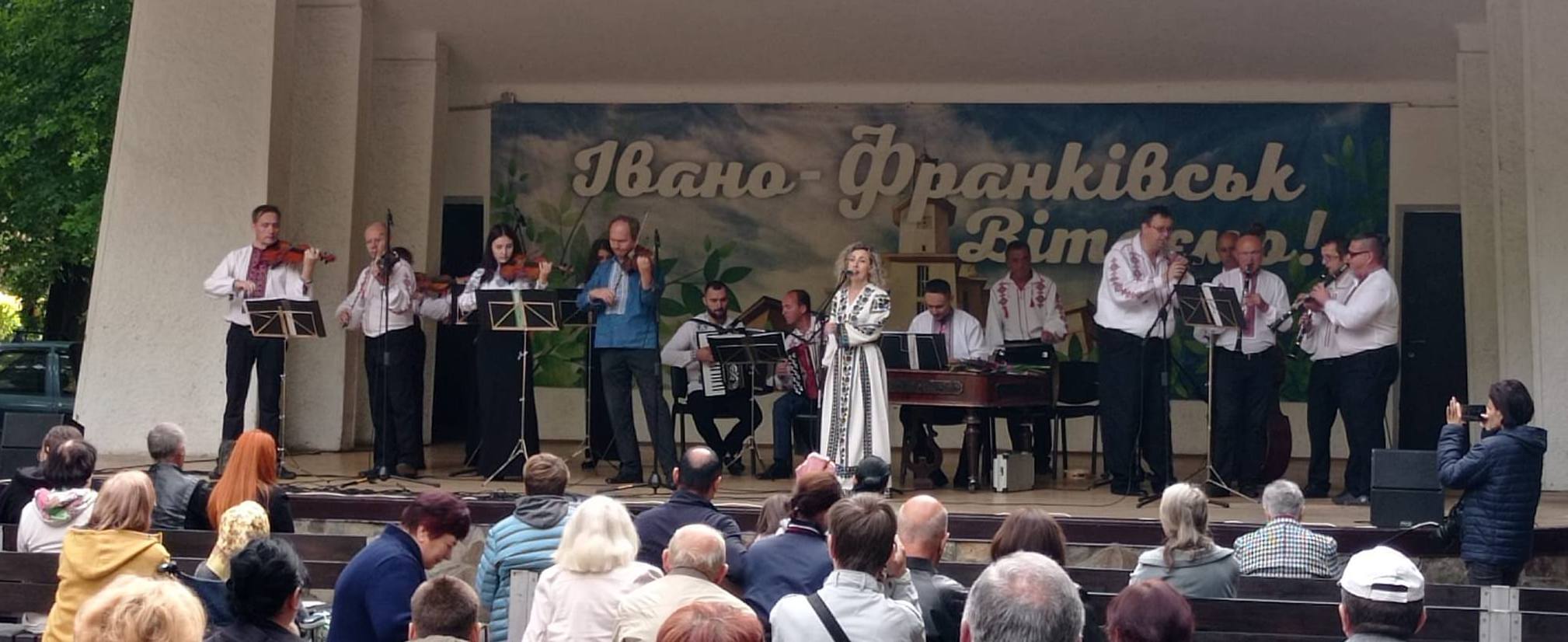 ПЕРФОРМАНС ЗА УЧАСТЮ МУНІЦИПАЛЬНИХ КОЛЕКТИВІВ "РАПСОДІЯ" І "МАЛЬВИ"