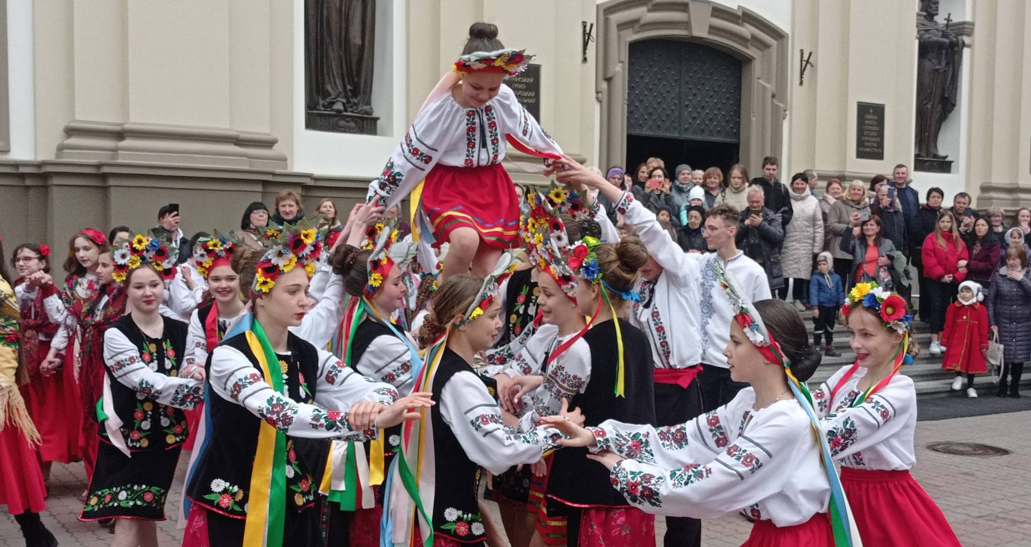 ВЕЛИКОДНІ ГАЇВКИ БІЛЯ КАТЕДРИ