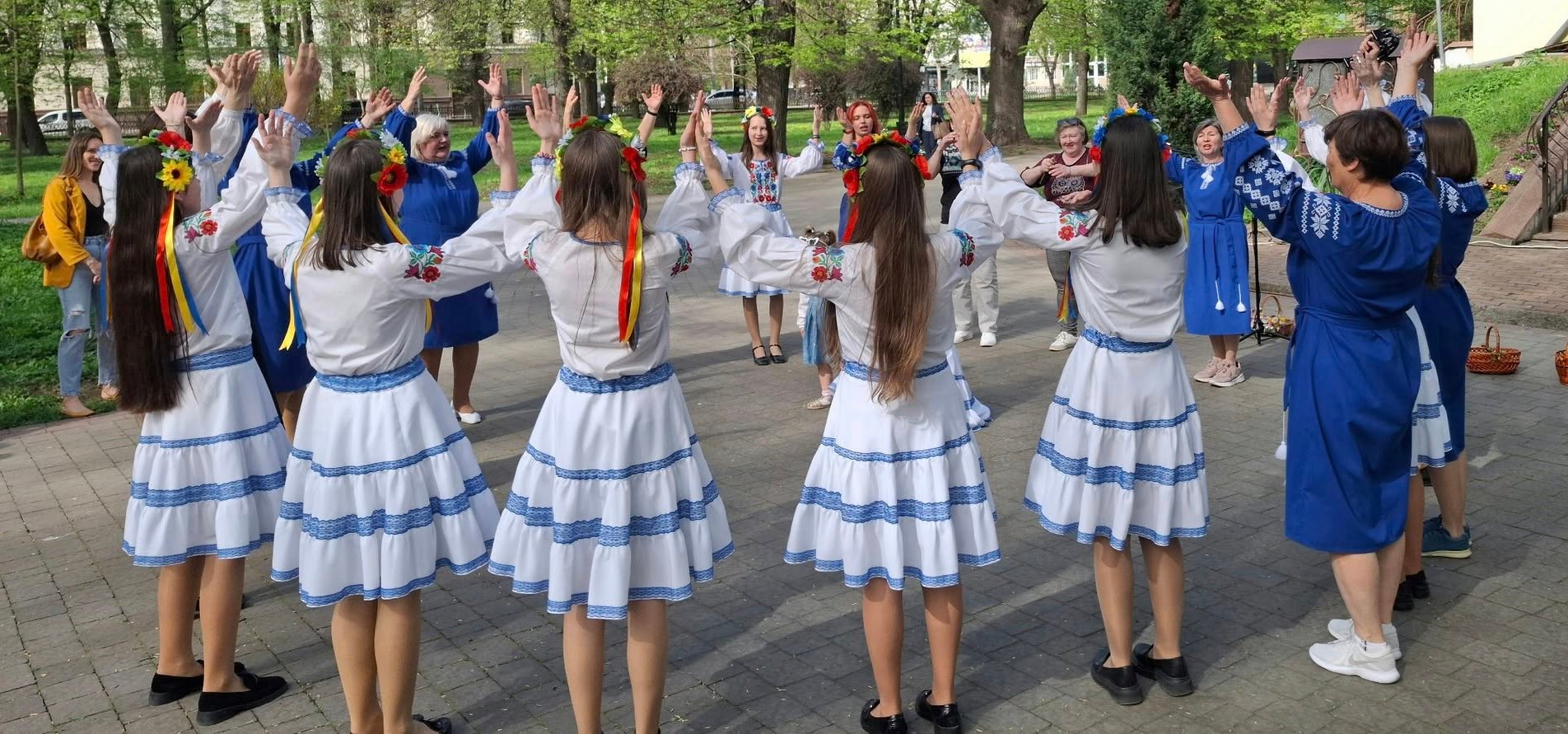 "ГАЇВКОВЕ КОЛО" У ПАРКУ ВОЇНІВ-ІНТЕРНАЦІОНАЛІСТІВ