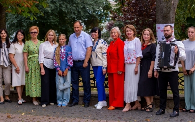 У СКВЕРІ МІЦКЕВИЧА З’ЯВИЛИСЬ «ВИШИВАНІ ДЕРЕВА»