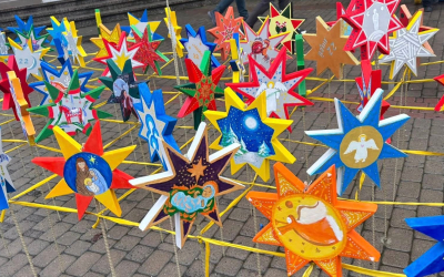 ІНФСТАЛЯЦІЮ "РІЗДВЯНІ ЗОРІ" ВІДКРИЛИ ПЕРЕД ЦЕНТРОМ СУЧАСНОГО МИСТЕЦТВА