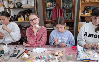 МАЙСТЕР-КЛАС З ВИГОТОВЛЕННЯ ВЕЛИКОДНІХ ОБЕРЕГІВ ВІДБУВСЯ У ПІДПЕЧЕРАХ