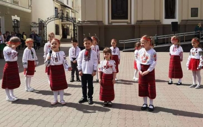 ВЕЛИКОДНІ ГАЇВКИ БІЛЯ КАТЕДРИ