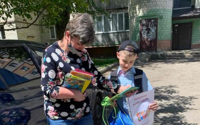 БІБЛІОТЕКАРІ ЗАПРОШУЮТЬ ДО ЛІТНЬОГО ЧИТАННЯ