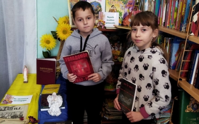 В КАМІННЕЦЬКІЙ БІБЛІОТЕЦІ ВШАНУВАЛИ ПАМ'ЯТЬ ЖЕРТВ ГОЛОДОМОРІВ