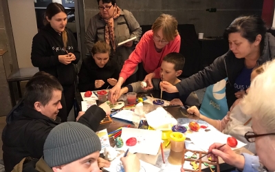 ДІТИ З ІНВАЛІДНІСТЮ РОЗМАЛЬОВУВАЛИ ПИСАНКИ