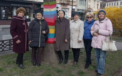 ФРАНКІВСЬКІ ДЕРЕВА ОДЯГНУЛИ СВЯТКОВІ "ШАРФИКИ"