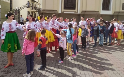 ГАЇВКИ БІЛЯ КАТЕДРИ