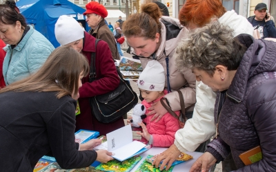 БІБЛІОТЕКАРІ ВШОСТЕ ВИЙШЛИ ДО ПЕРЕСЕЛЕНЦІВ З НОВИМИ КНИГАМИ