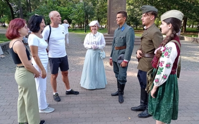 НЕЗВИЧАЙНА ВІКТОРИНА У МІСЬКОМУ ПАРКУ