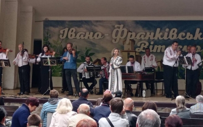 ПЕРФОРМАНС ЗА УЧАСТЮ МУНІЦИПАЛЬНИХ КОЛЕКТИВІВ "РАПСОДІЯ" І "МАЛЬВИ"