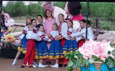 МИСТЕЦЬКА ПРОГРАМА ДЛЯ МАТЕРІВ У МІСЬКОМУ ПАРКУ